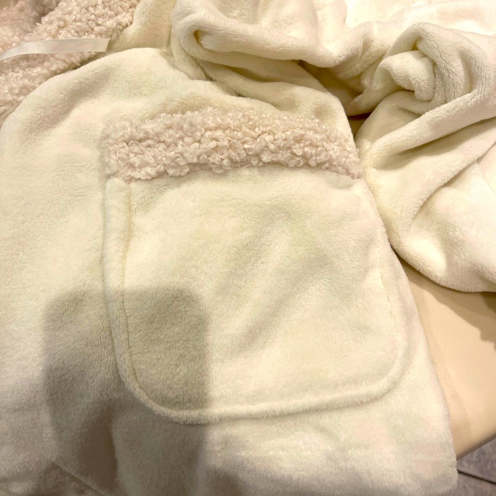 Robe (L) - Picture 9 of 11